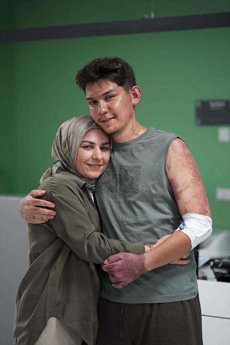 Yanan otobüsten kurtulan Erenay, entübe halde geldiği hastaneden 18. yaş gününü kutlayarak çıktı