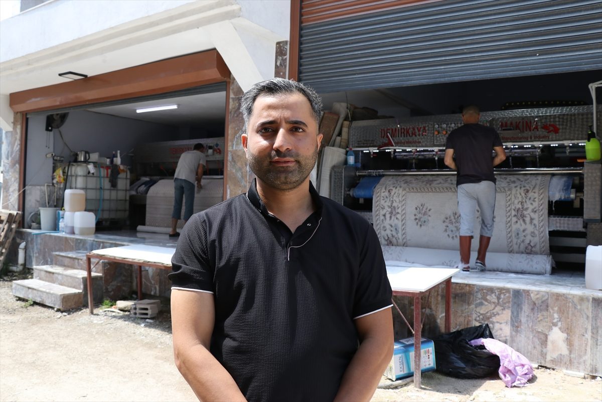 Yıkamak için aldığı battaniyeden çıkan 3 cüzdanı müşterisine teslim etti