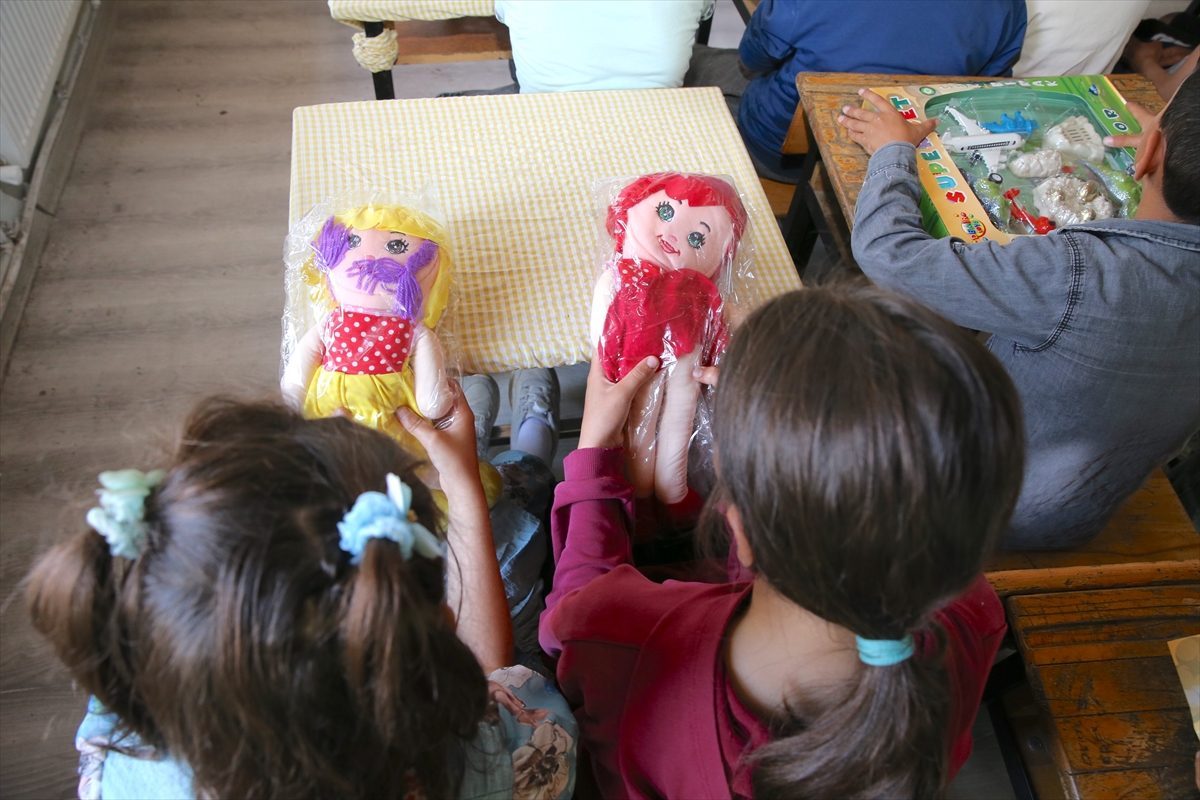 Yumruklu kavga köy okulundaki çocukları sevindiren uzlaşmayla sonuçlandı
