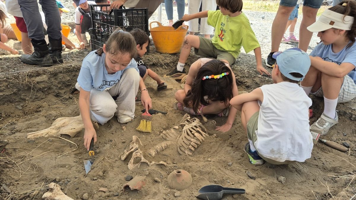 Zonguldak’ta çocuklar festivalde arkeolojik kazı deneyimi yaşadı