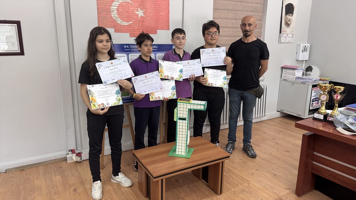 Zonguldak’ta ortaokul öğrencileri havayı temizleyen sokak lambası prototipi geliştirdi