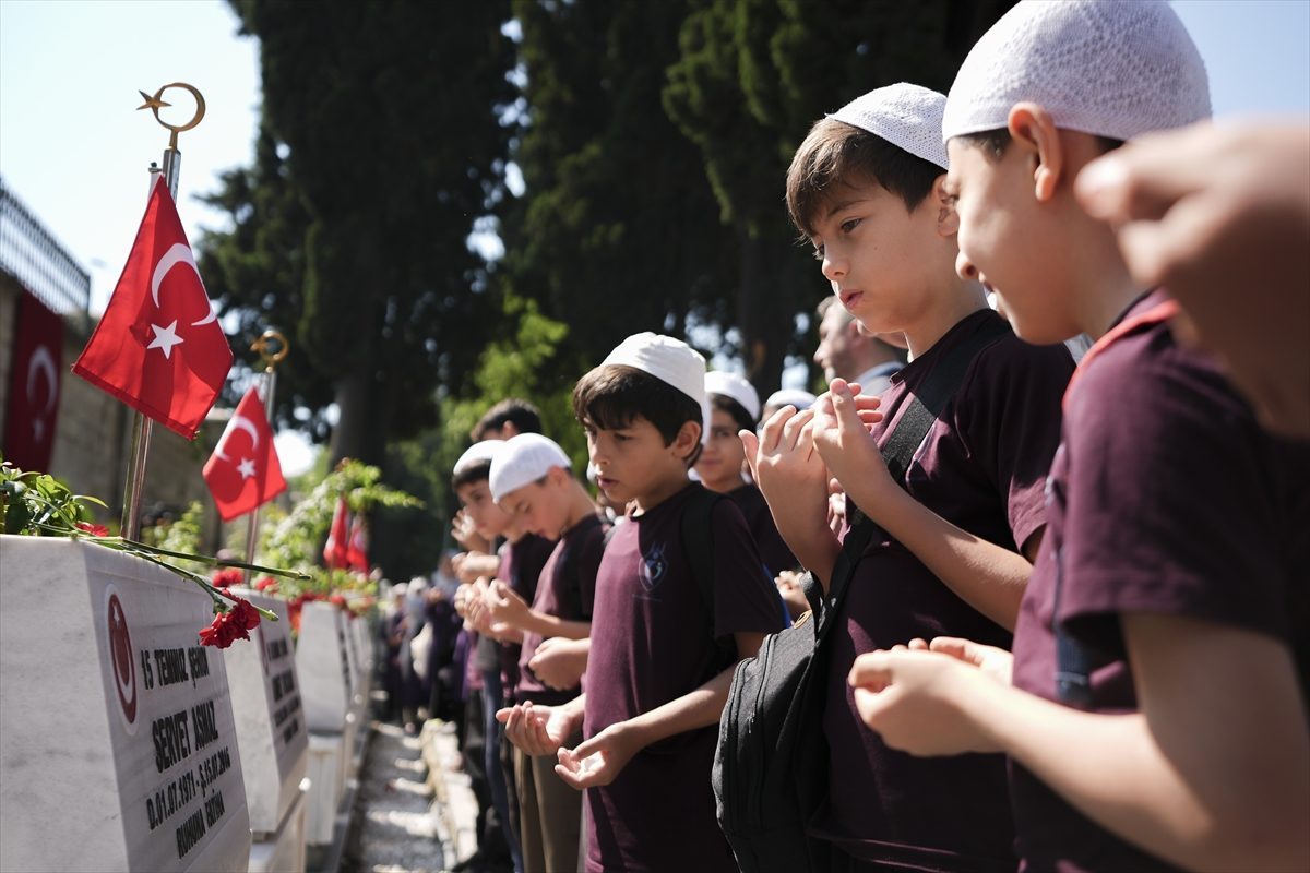 15 Temmuz’un 10. yılında Edirnekapı Şehitliği ziyaretçi akınına uğradı