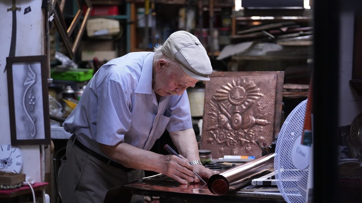 84 yaşındaki emekli memur 57 yıldır ahşap ve metali sanata dönüştürüyor