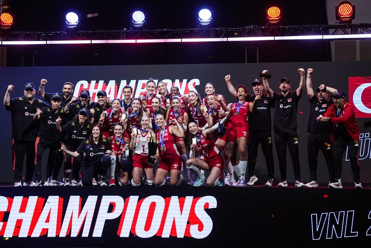 A Milli Kadın Voleybol Takımı kupasını aldı