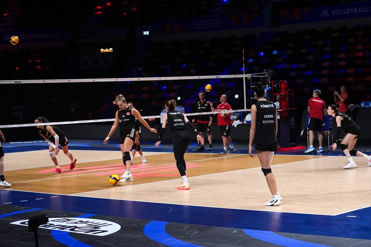 A Milli Kadın Voleybol Takımı, yarı final maçı hazırlıklarını sürdürdü