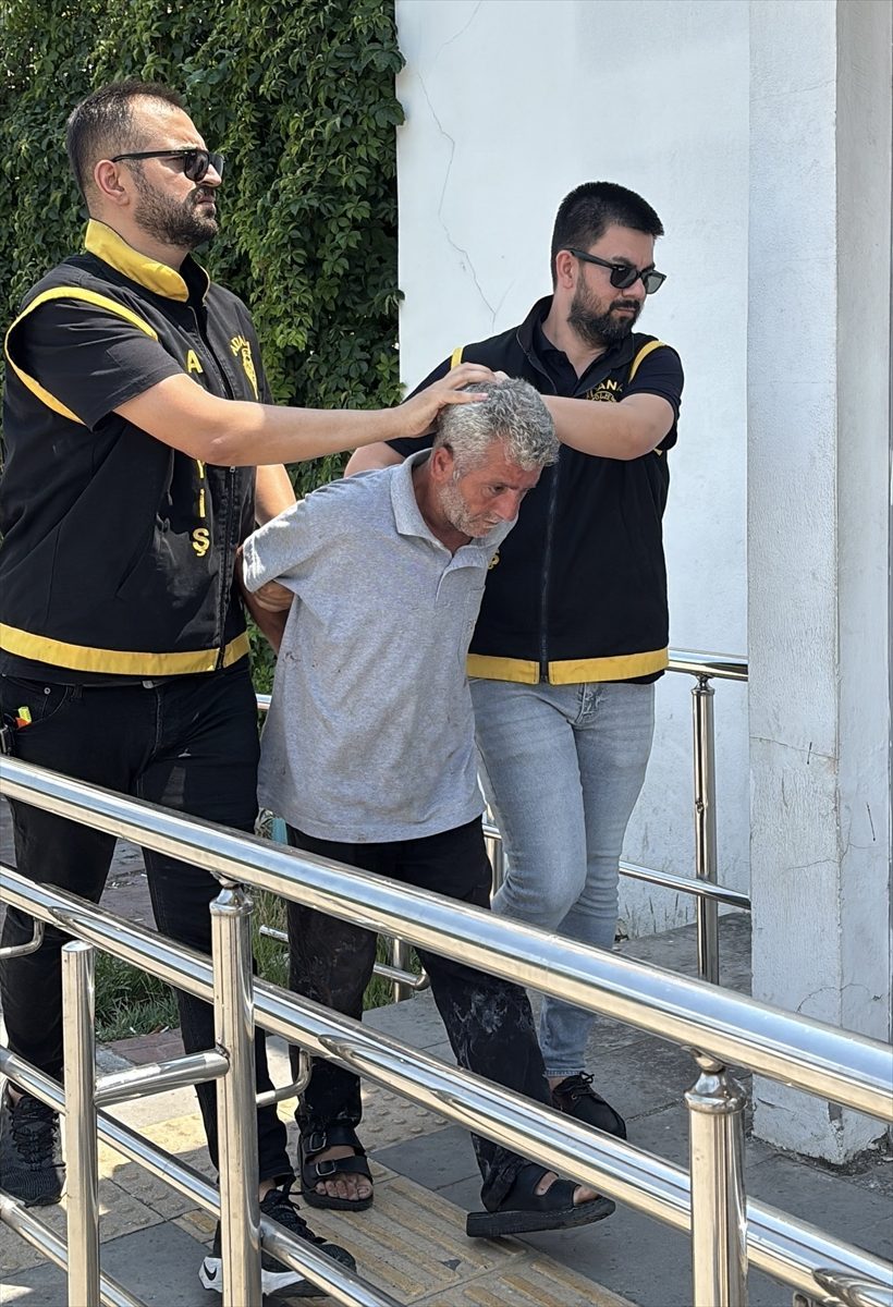 Adana’da mağazadan altın sandığı imitasyon takıları çalıp kaçan zanlı yakalandı