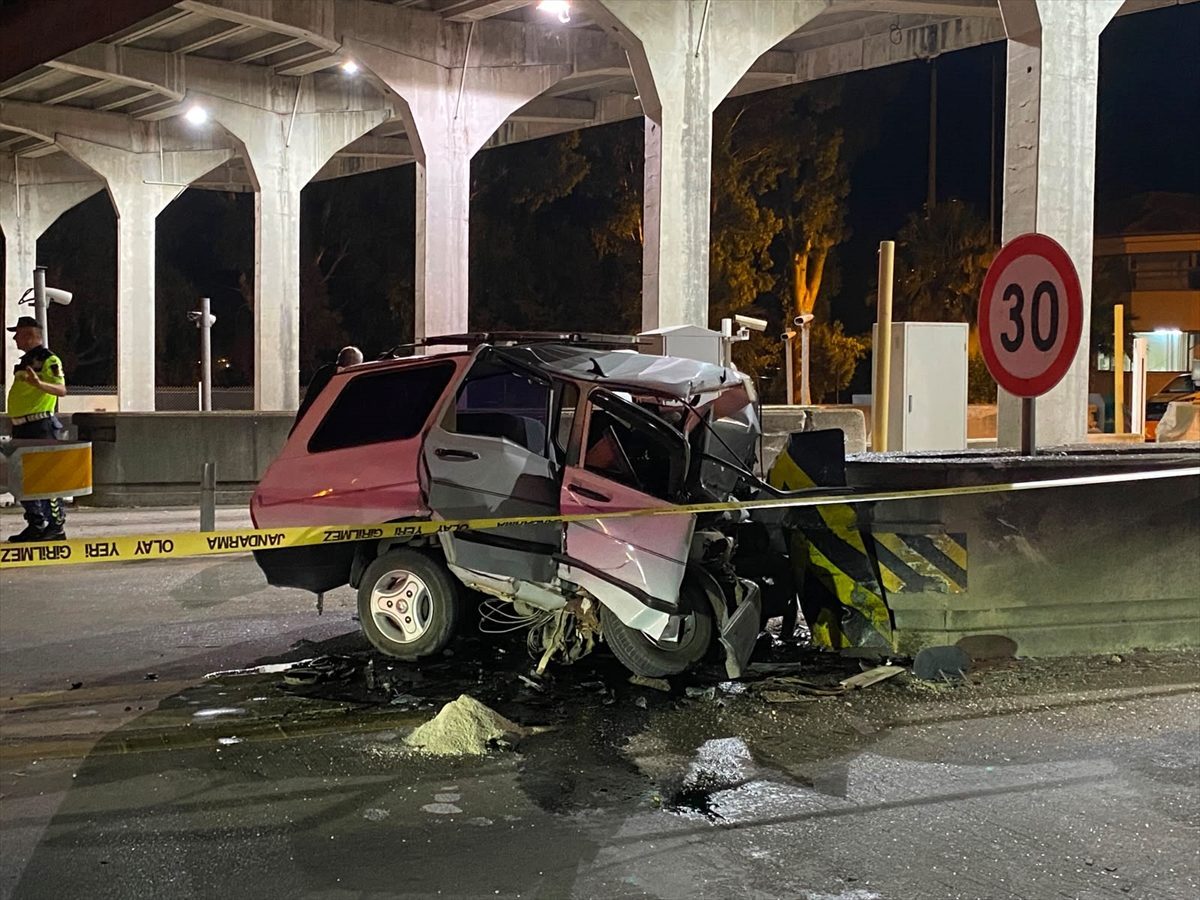 Adana’da otoyol gişelerinde beton bariyere çarpan aracın sürücüsü yaşamını yitirdi
