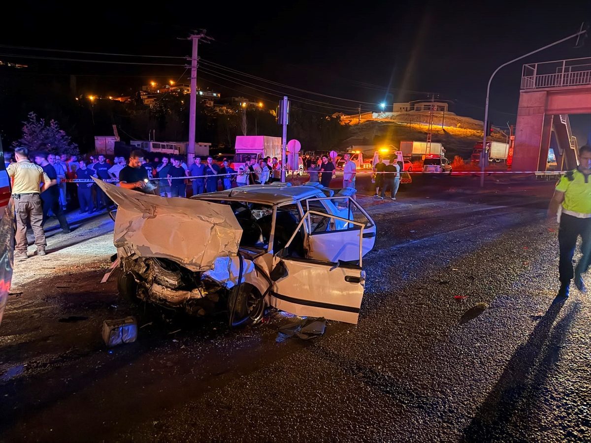 Adana’da trafik ışıklarında bekleyen araca çarpan otomobilin sürücüsü öldü
