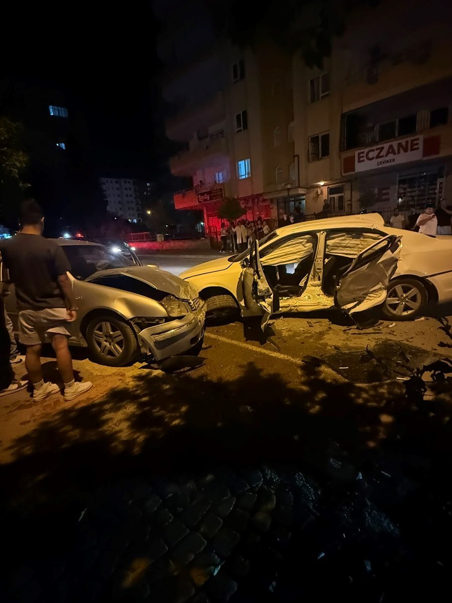 Adana’da üç otomobil çarpıştı, 7 kişi yaralandı