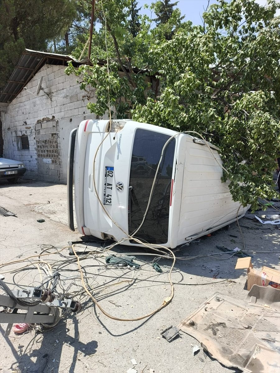 Adıyaman’da şarampole devrilen hafif ticari araçtaki 8 kişi yaralandı