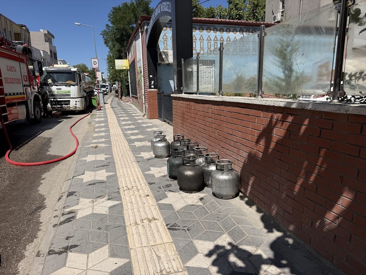 Adıyaman’da yangına müdahale eden itfaiyecilerden 2’si dumandan etkilendi, 1’i yaralandı