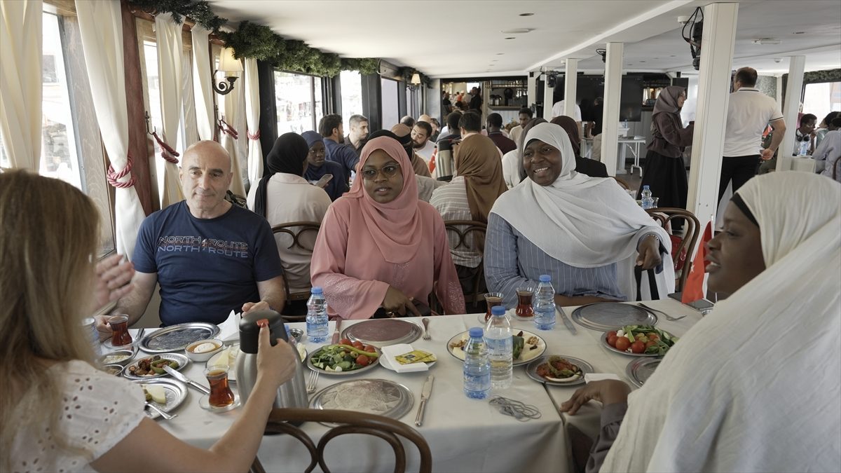 Afrikalı öğrenciler kahvaltılı boğaz turu yaptı