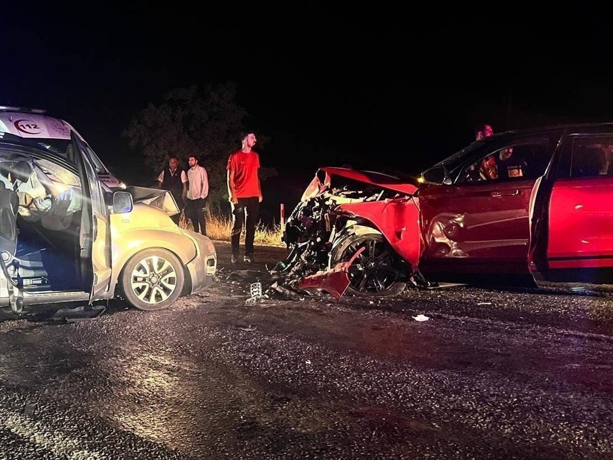 Afyonkarahisar’da hafif ticari araç ile otomobil çarpıştı, 2 kişi öldü, 4 kişi yaralandı