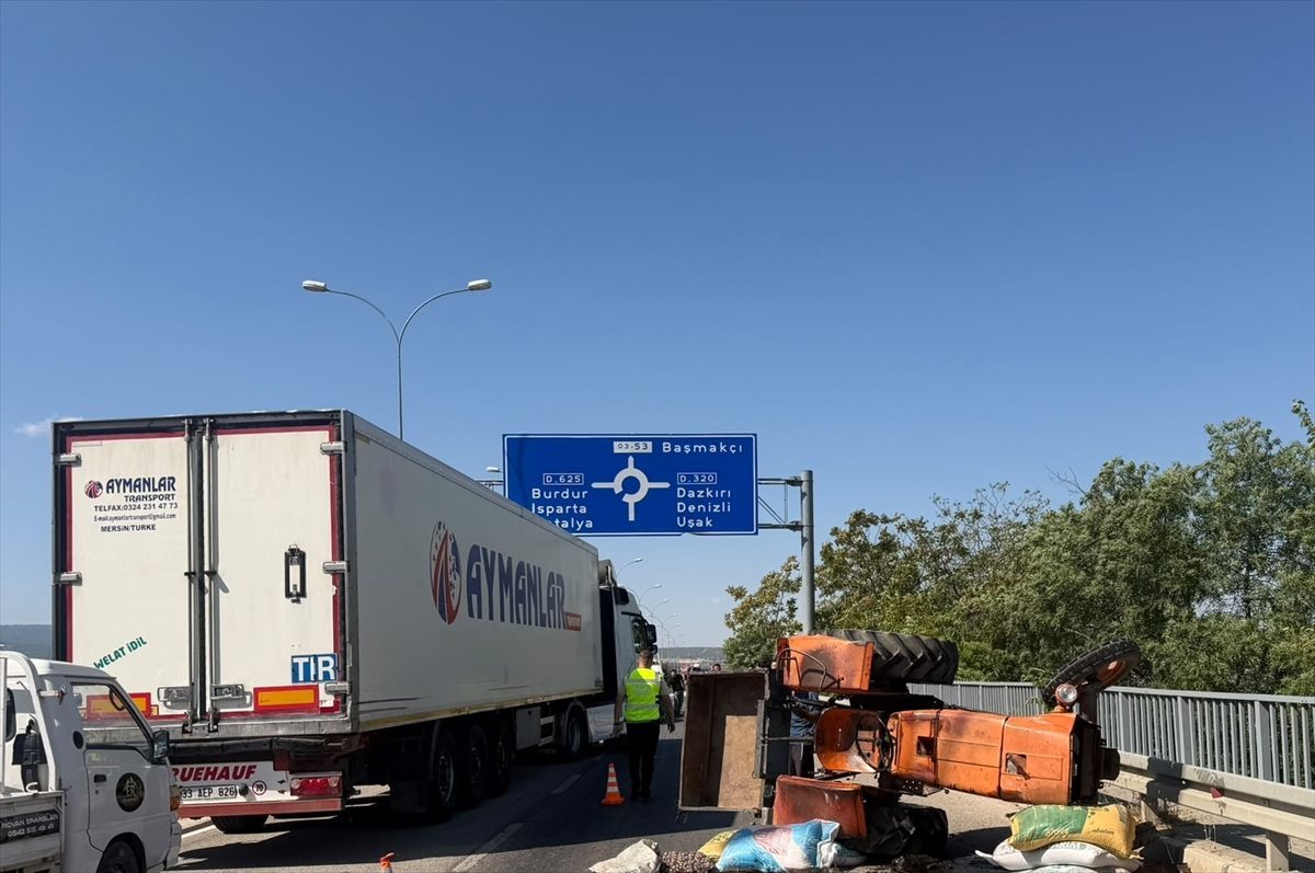Afyonkarahisar’da otomobil ile çarpışan traktörün sürücüsü öldü