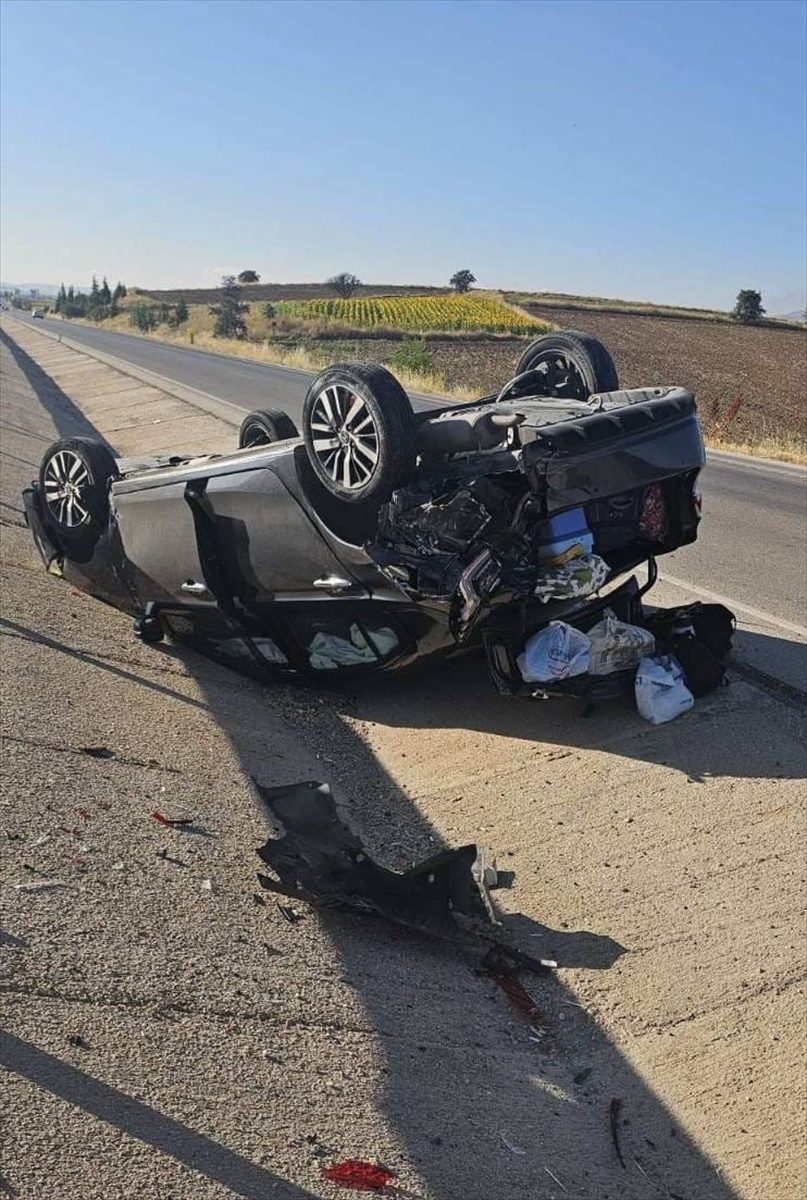 Afyonkarahisar’da refüje devrilen otomobildeki 8 kişi yaralandı