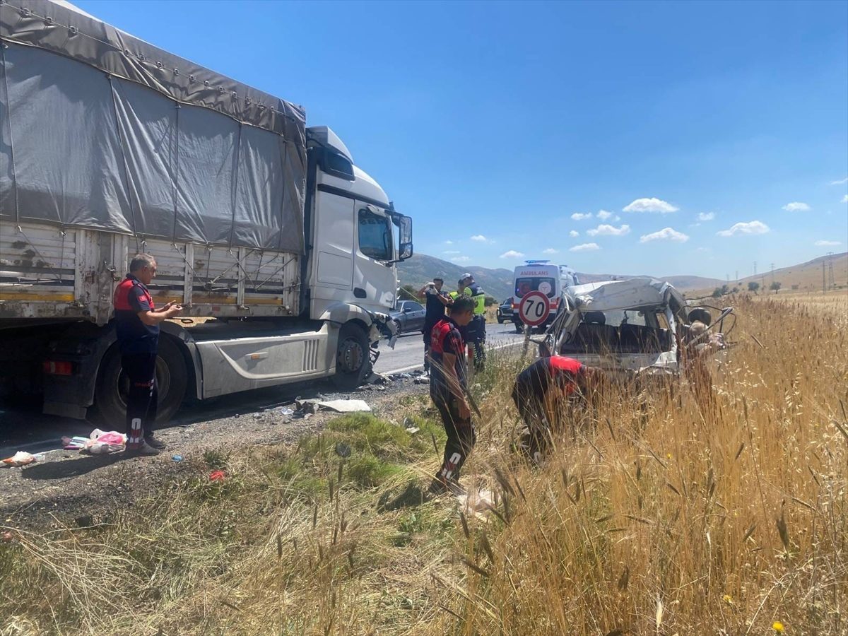 Afyonkarahisar’da tır ile çarpışan kamyonetin sürücüsü öldü