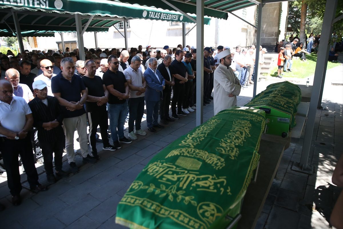 Afyonkarahisar’daki trafik kazasında ölen anne ve bebeği Kayseri’de toprağa verildi
