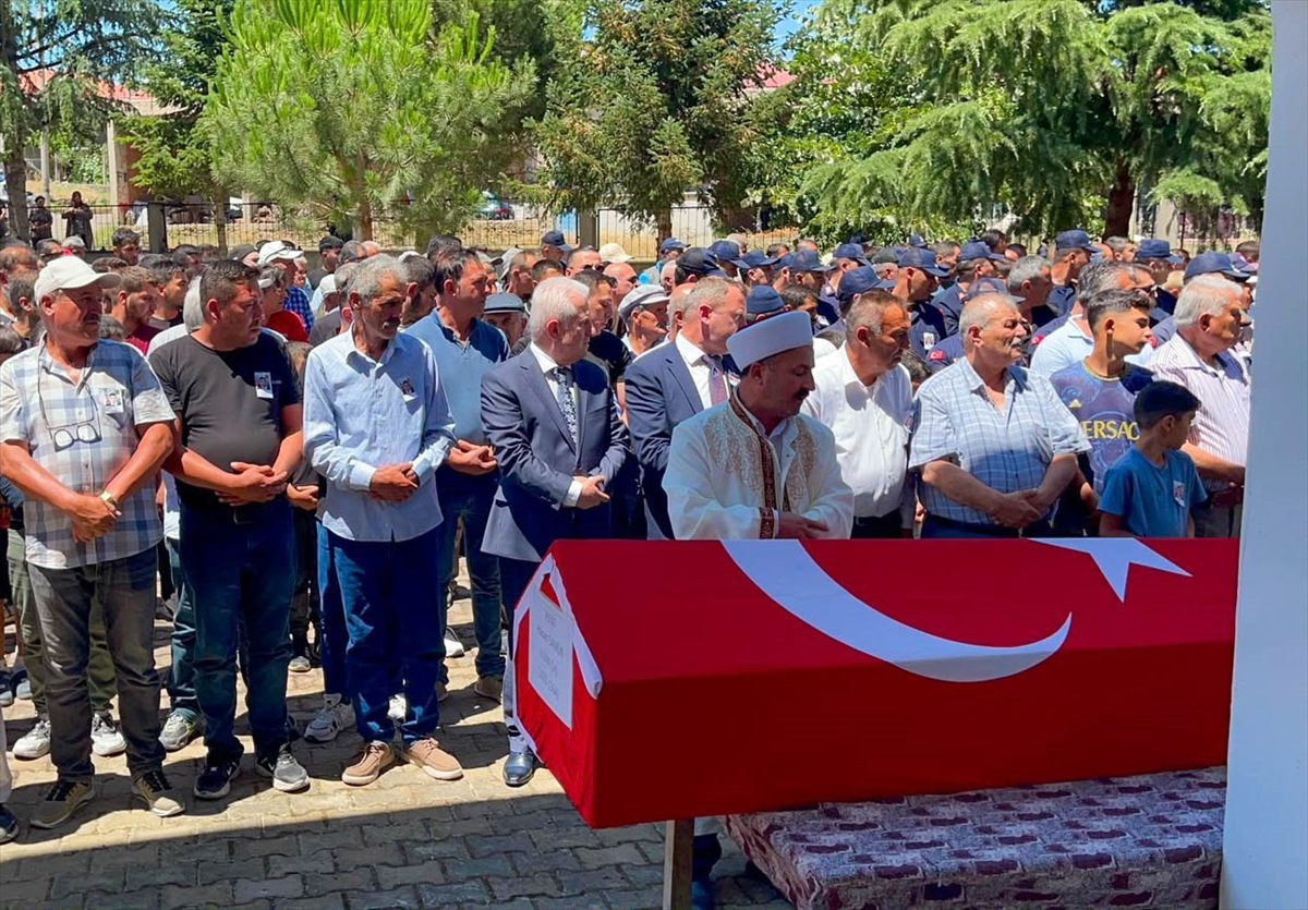 Afyonkarahisar’daki trafik kazasında ölen uzman çavuş, Uşak’ta toprağa verildi