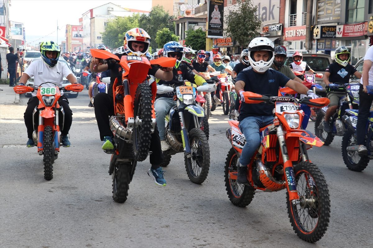 Ağrı’da enduro sporcularının akrobasi gösterisi ilgiyle izlendi