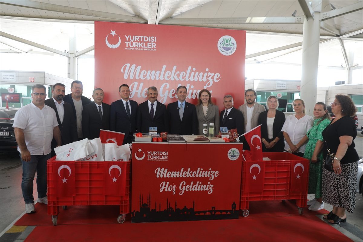 AK Parti Genel Başkan Yardımcısı Sırakaya, Kapıkule’de gurbetçilerle bir araya geldi: