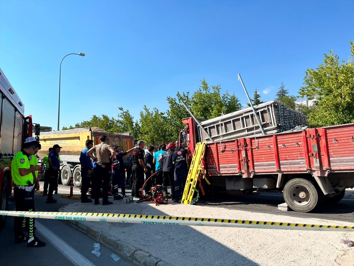 Aksaray’da hafriyat kamyonuna çarpan kamyonetteki 2 kişi ağır yaralandı