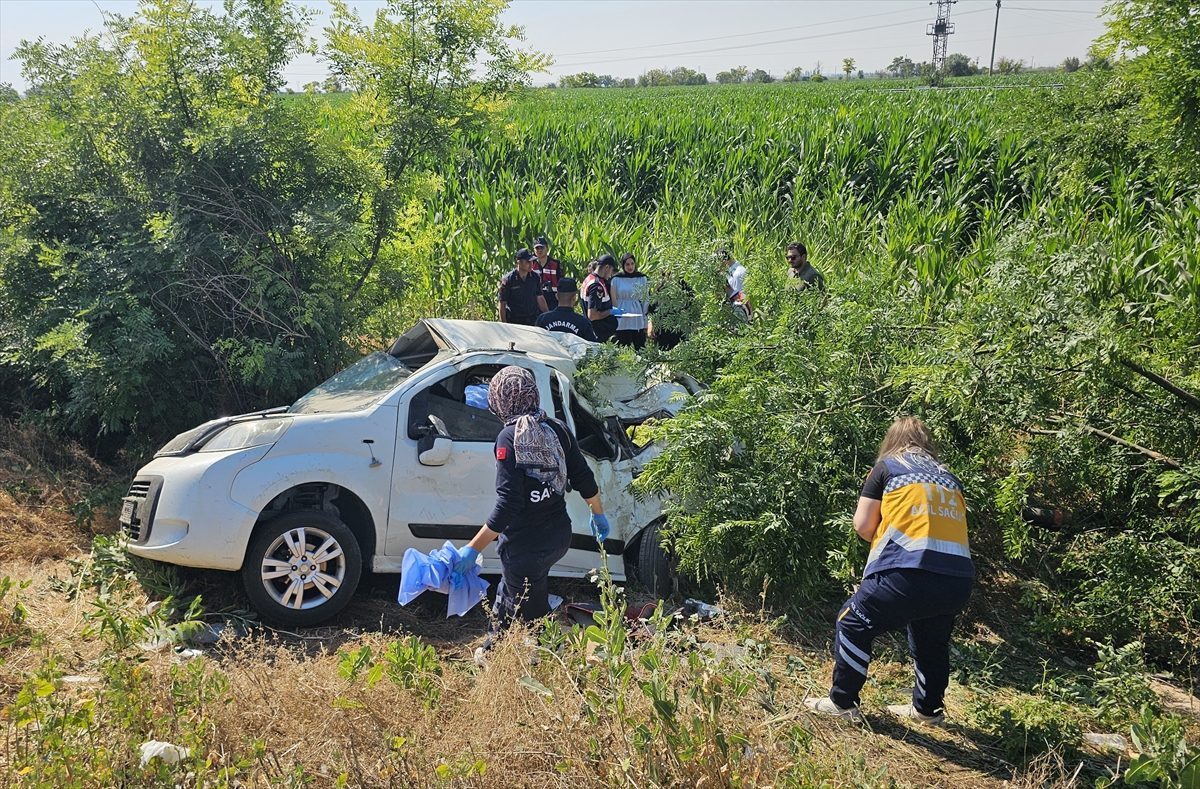 Aksaray’da şarampole devrilen hafif ticari araçtaki 3 kişi öldü, 1 kişi ağır yaralandı