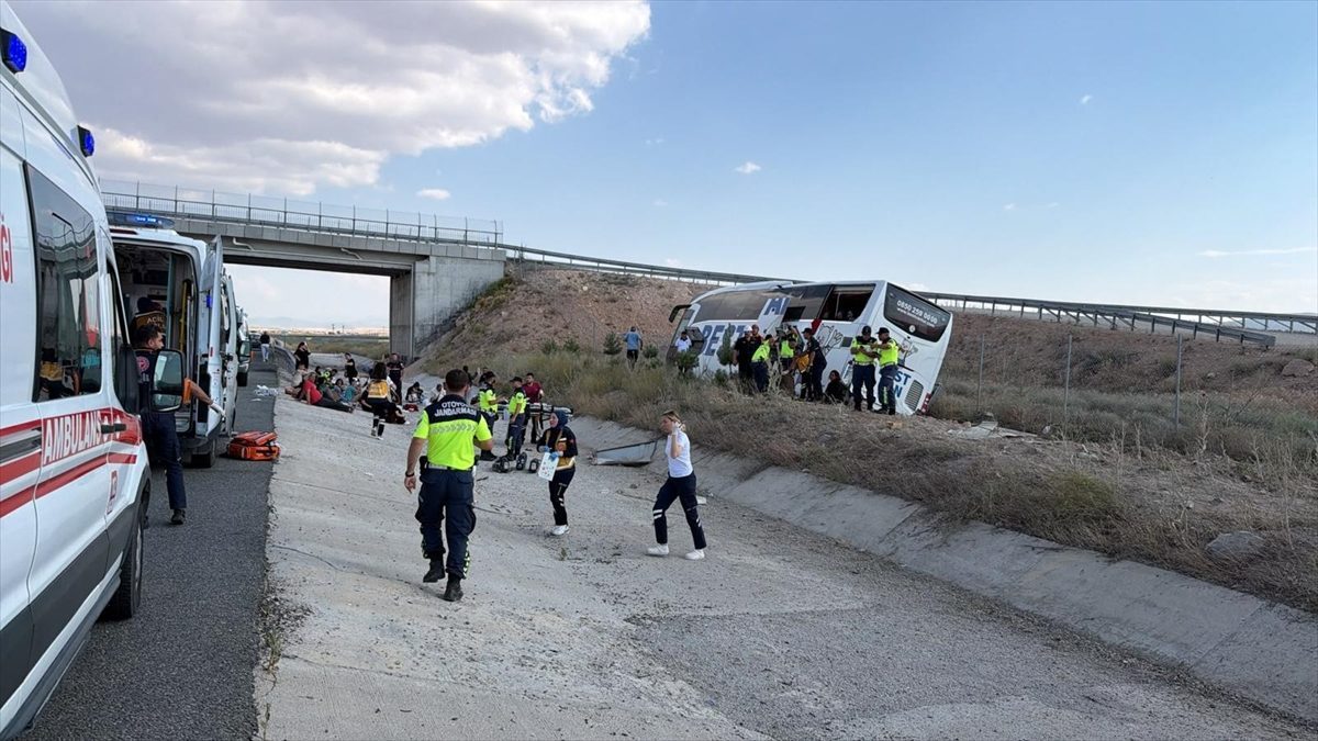 Aksaray’da yoldan çıkan otobüsteki 19 kişi yaralandı