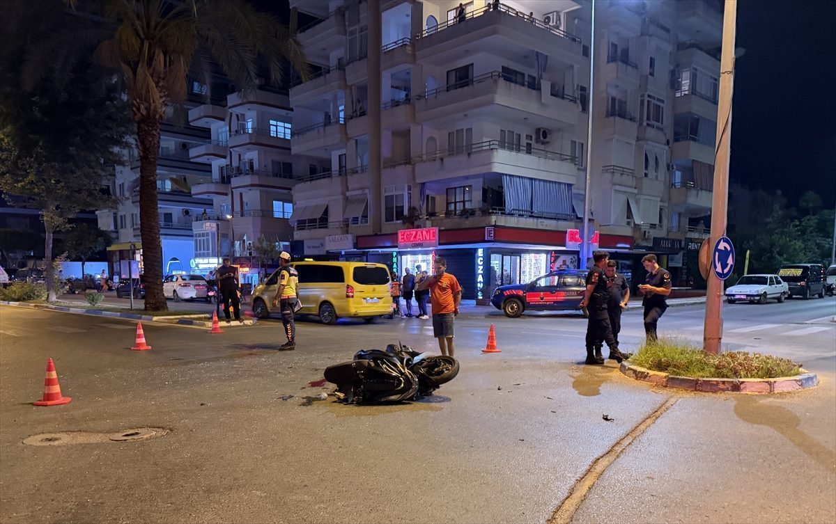 Alanya’da hafif ticari araçla çarpışan motosikletin sürücüsü ağır yaralandı