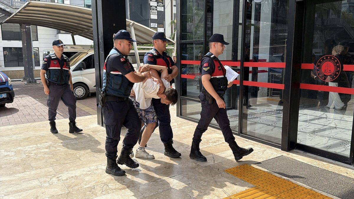 Alanya’da içerisinde çocuk bulunun otomobili çalan şüpheli tutuklandı