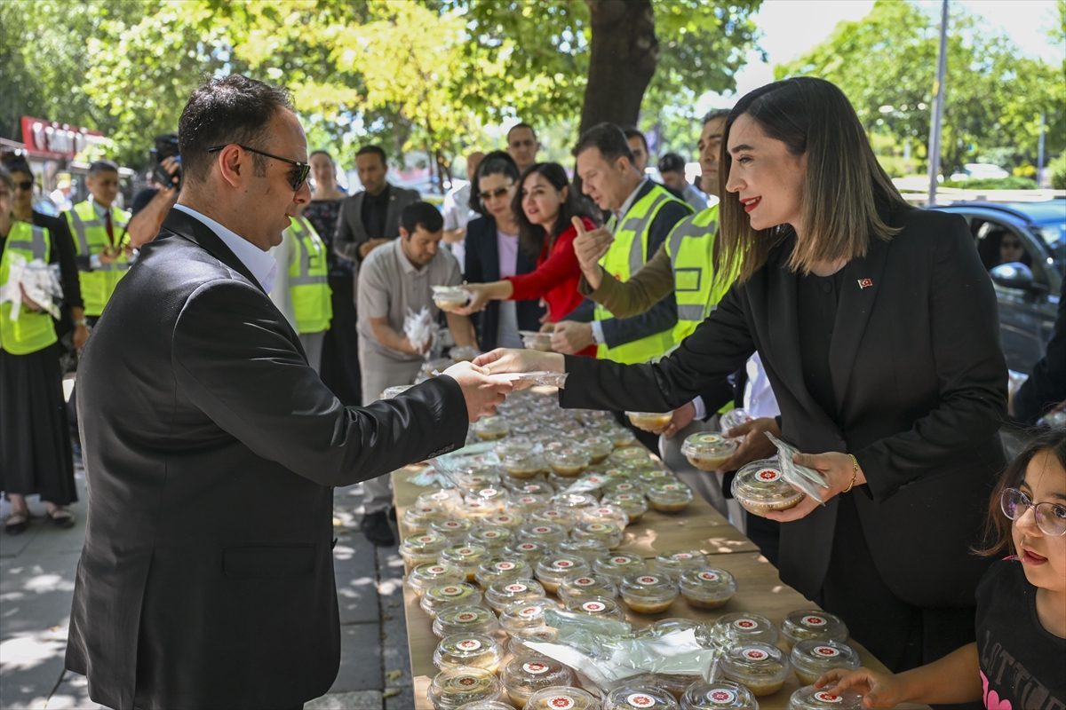 Alevi-Bektaşi Kültür ve Cemevi Başkanlığı vatandaşlara aşure dağıttı