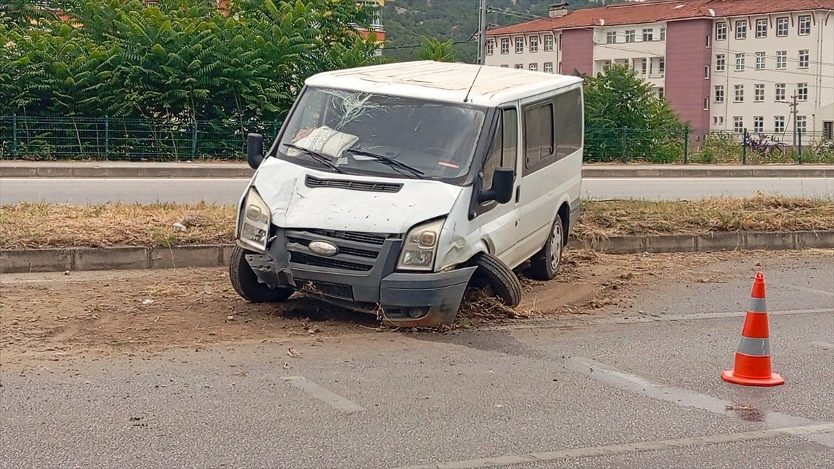 Amasya’da aydınlatma direğine çarpan minibüsteki 4 kişi yaralandı