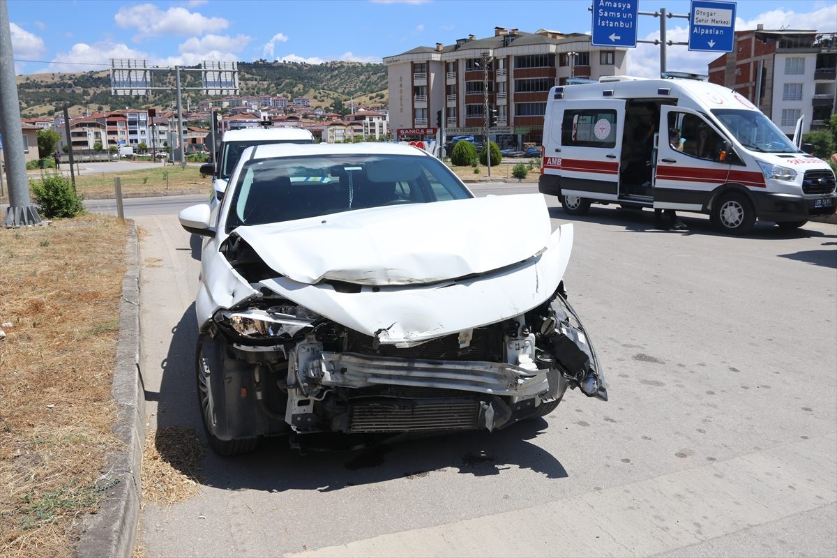 Amasya’da beton mikseri ile çarpışan otomobildeki 5 kişi yaralandı