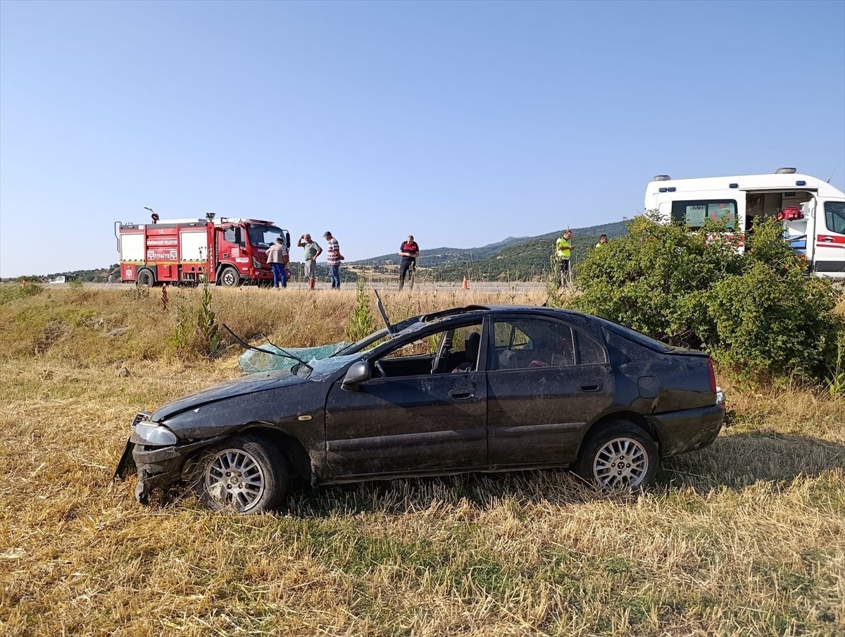 Amasya’da otomobil şarampole devrildi, 5 kişi yaralandı