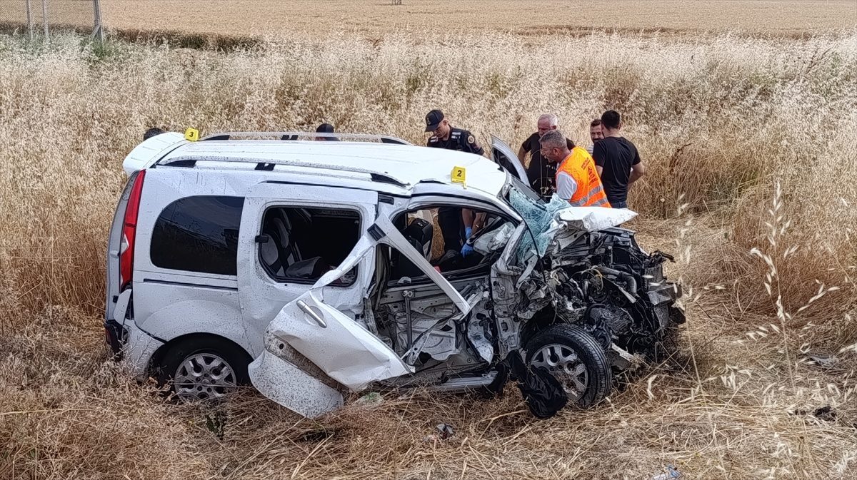Amasya’da traktör ile hafif ticari araç çarpıştı, 3 kişi öldü, 3 kişi yaralandı
