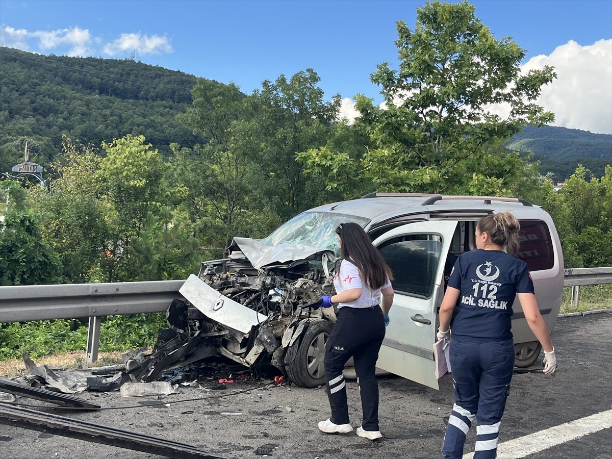 Anadolu Otoyolu’nda emniyet şeridinde meydana gelen kazada 4 kişi yaralandı