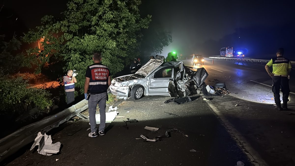 Anadolu Otoyolu’nda tırın arızalanan otomobile çarpması sonucu 1 çocuk öldü, 3 kişi yaralandı
