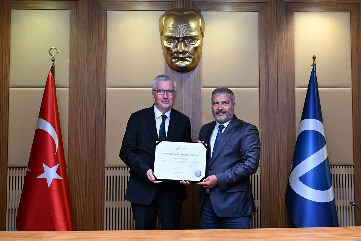 Anadolu Üniversitesine YÖKAK Kurumsal Akreditasyon Belgesi verildi