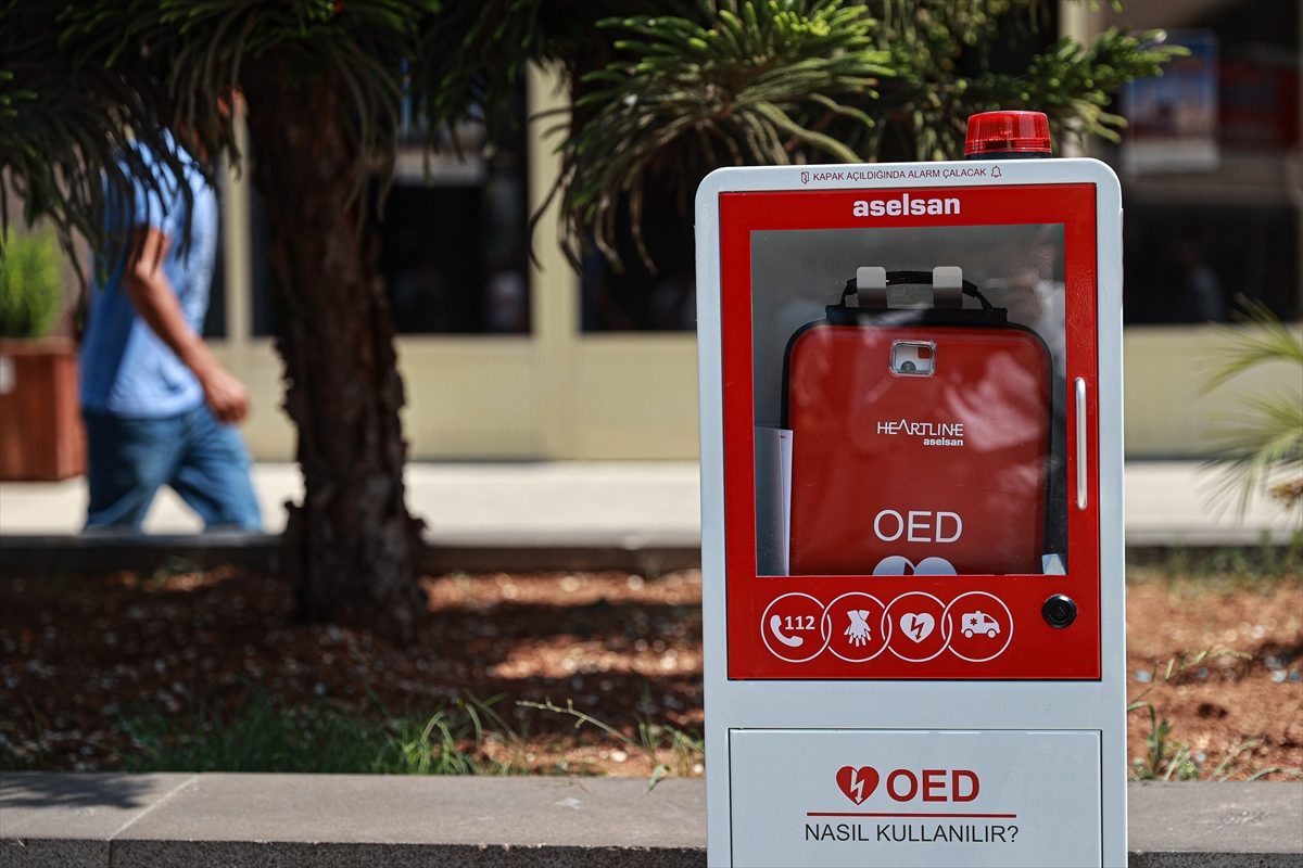 Ani kalp durmalarına karşı üretilen cihaz Mersin’de meydanlara yerleştirildi