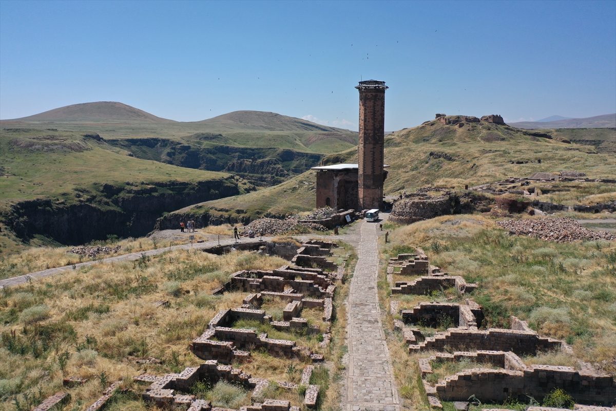 Ani’de Selçuklu Çarşısı’ndaki kazılarda 5 büyük küplü erzak deposuna ulaşıldı