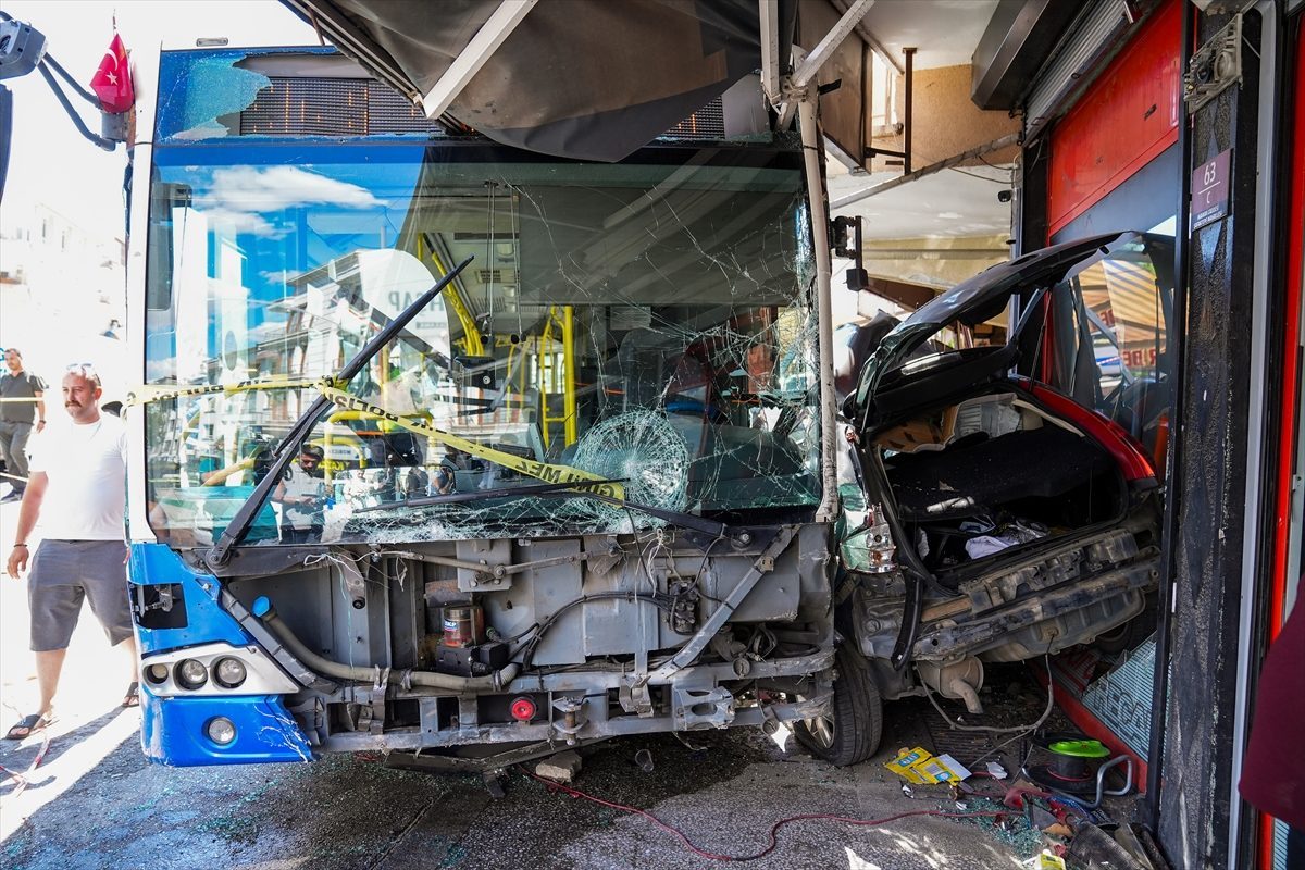 Ankara’da kontrolden çıkan EGO otobüsü iş yerine çarptı
