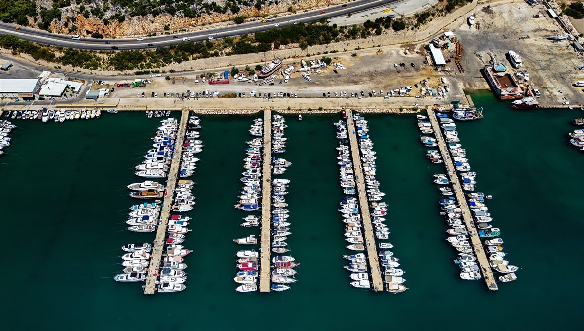 Antalya Balıkçı Barınağı’ndaki tekne yoğunluğu havadan görüntülendi