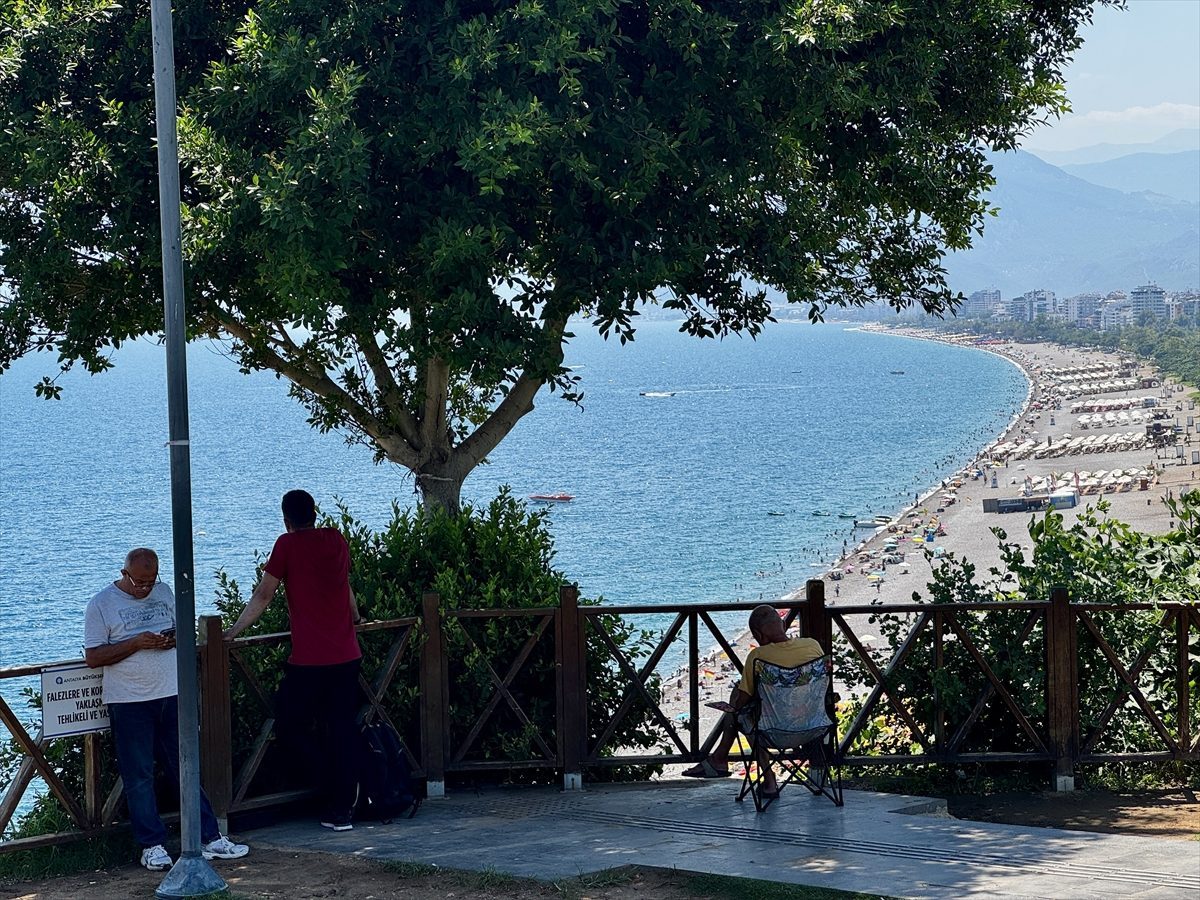 Antalya’da 38 dereceyi bulan sıcaklık sahilleri doldurdu