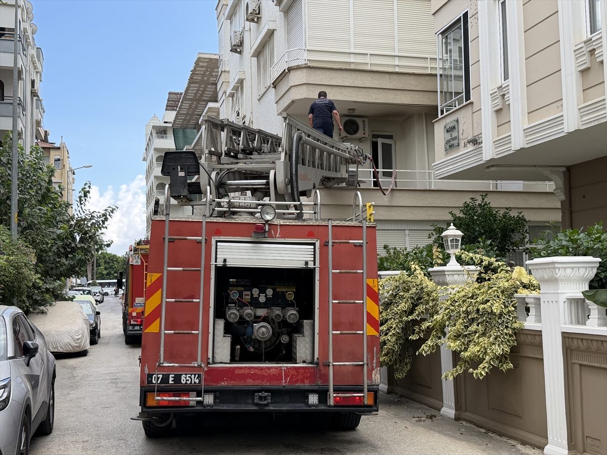 Antalya’da apartman dairesi yangında hasar gördü