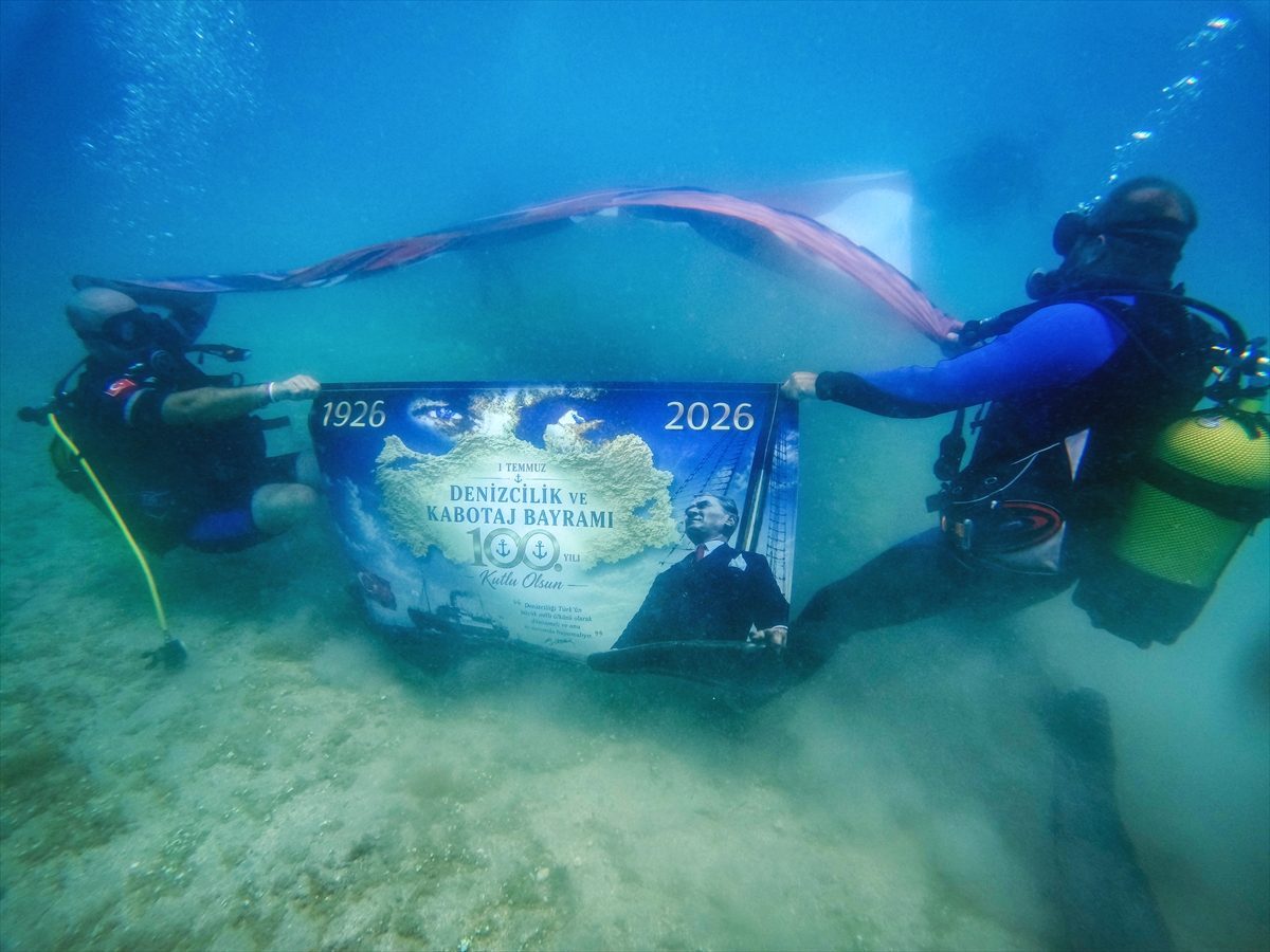 Antalya’da dalgıçlar Kabotaj Bayramı’nı su altında kutladı