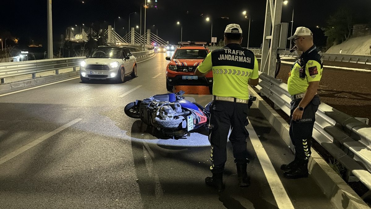Antalya’da devrilen motosikletin sürücüsü öldü