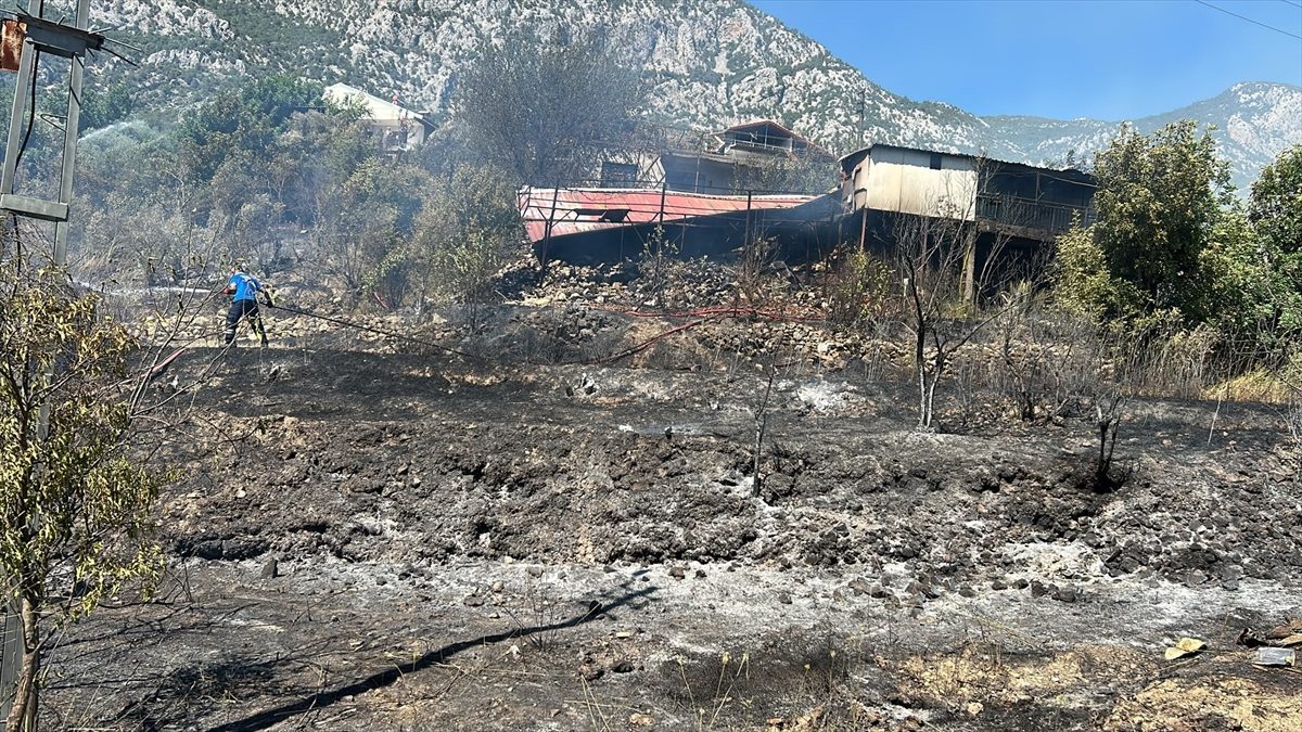 Antalya’da evde çıkan ve ormana sıçrayan yangın kontrol altına alındı