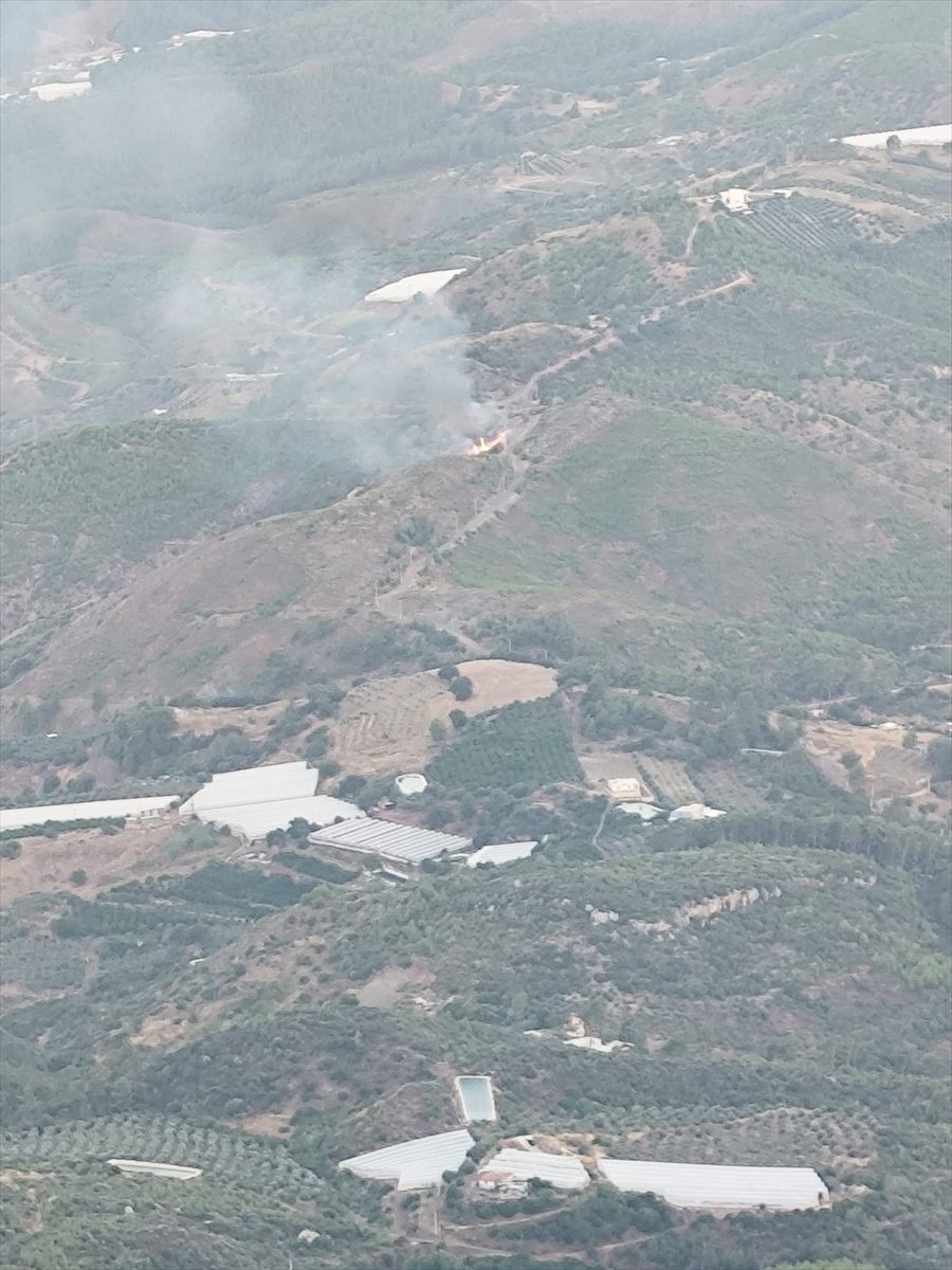 Antalya’da iki ayrı noktada çıkan orman yangınları kontrol altına alındı