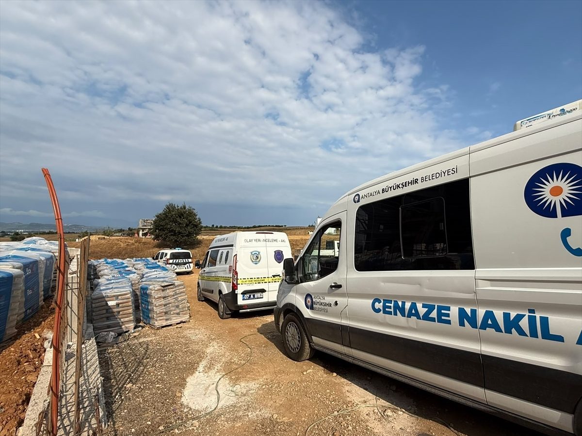 Antalya’da inşaatta başına beton blok parçası düşen işçi hayatını kaybetti