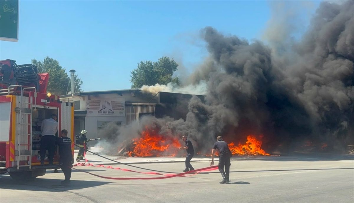 Antalya’da iş yerinde çıkan yangına müdahale ediliyor