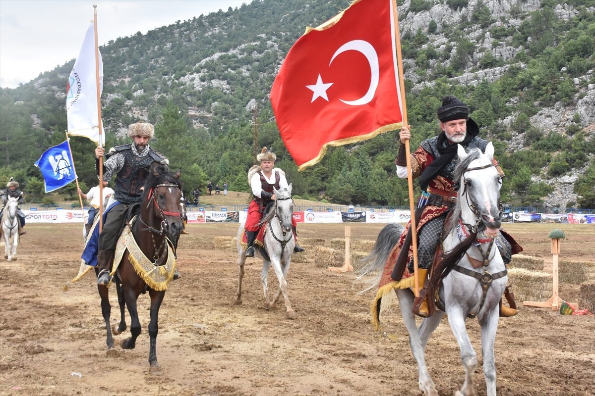 Antalya’da “Kökbörü Müsabakaları ve Geleneksel Atlı Spor Gösterileri” yapıldı